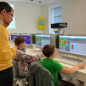 KIBERone уже в Саратове! - КИБЕРшкола программирования для детей, компьютерные курсы для школьников, начинающих и подростков - KIBERone г. Пашковский